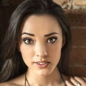 Joanie Brosas биография, рост, вес, размер сисек, фигура, возраст